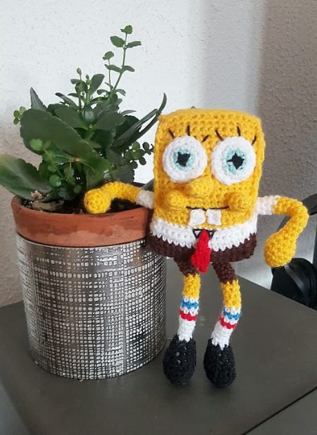 Bob l'Éponge au crochet avec cravate rouge