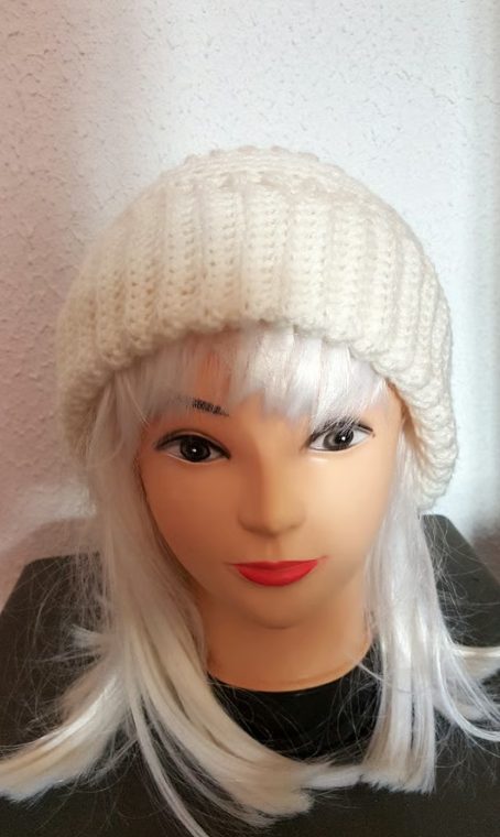Bonnet blanc au crochet porté sur mannequin