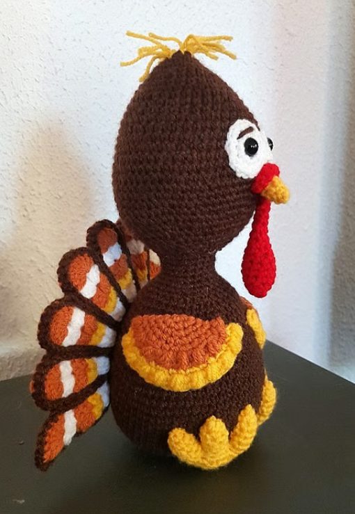 Dinde au crochet marron et orange avec plumage coloré