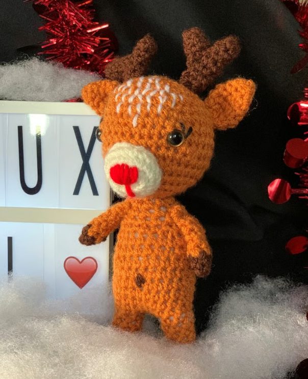 Renne de Noël orange au crochet avec nez rouge