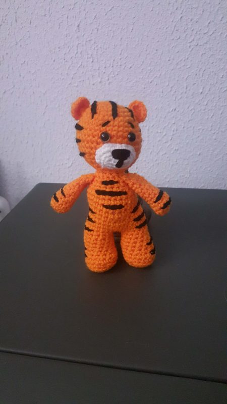 Tigre au crochet avec rayures orange et noires