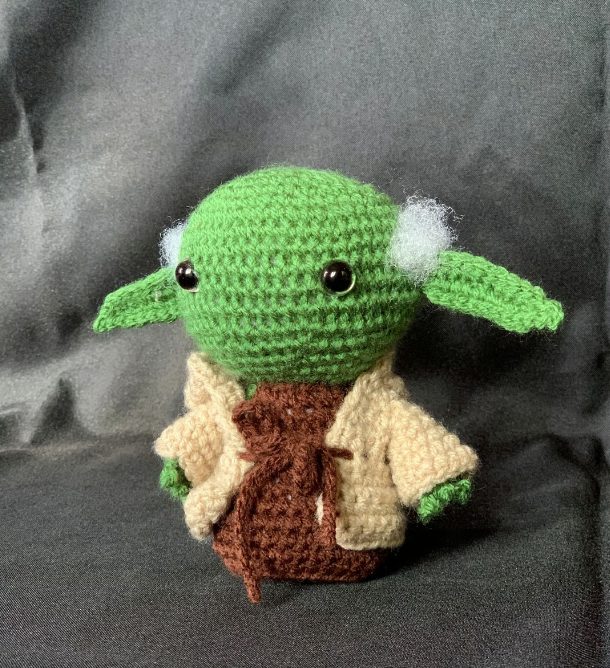 Yoda au crochet avec sa robe de Jedi